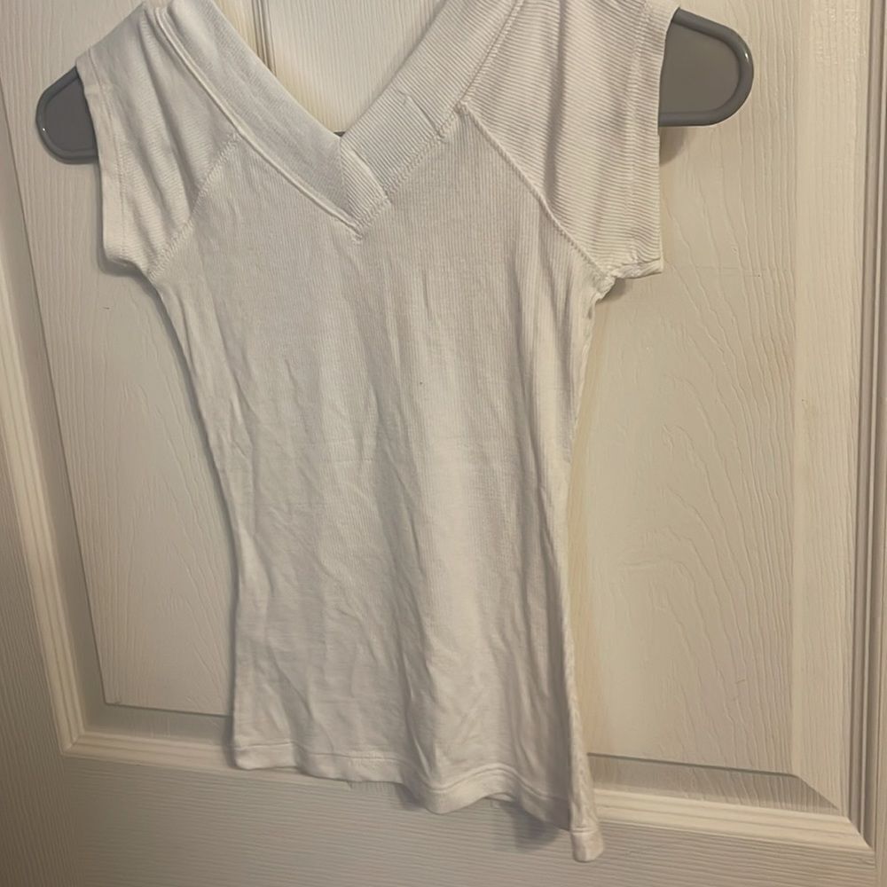 NWOT BDG Vneck Top Size Small - Picture 6 of 8
